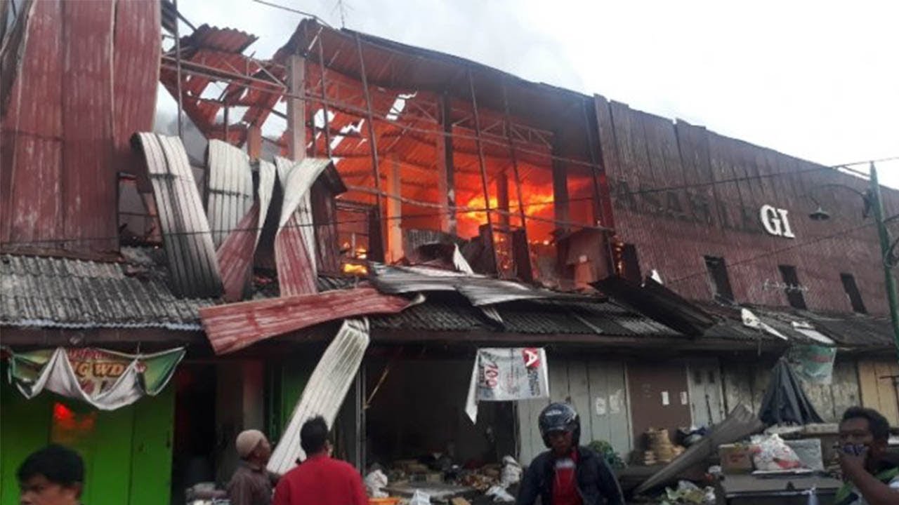 Pasar Legi Solo Kebakaran Makin Membesar hingga Mobil Pemadam Terus Berdatangan