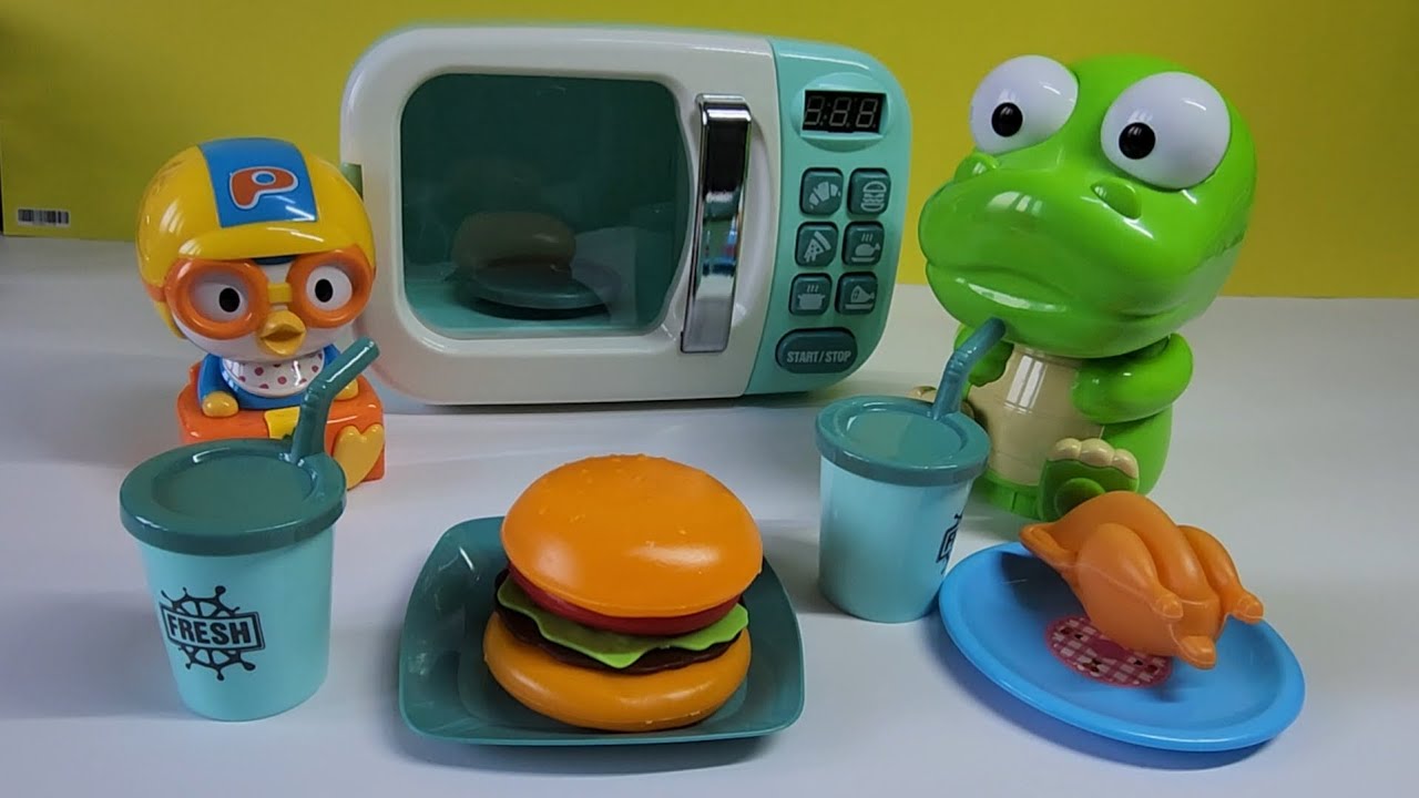 Feeding toy & Cooking with a toy microwave 🍔🍗