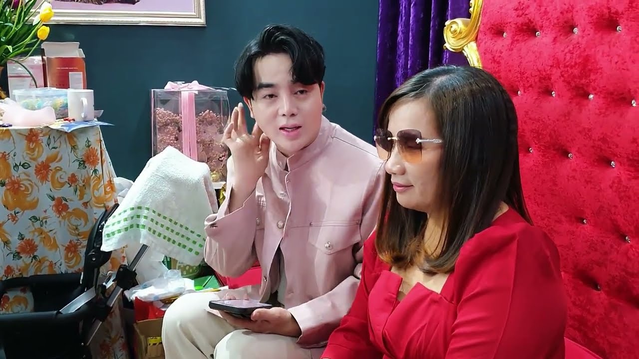 Kim Ngân lần đầu lên tiếng chuyện 5 chồng 6 con,Thái Hoàng, Kim Thoa trao tiềnn mạnh thường quân