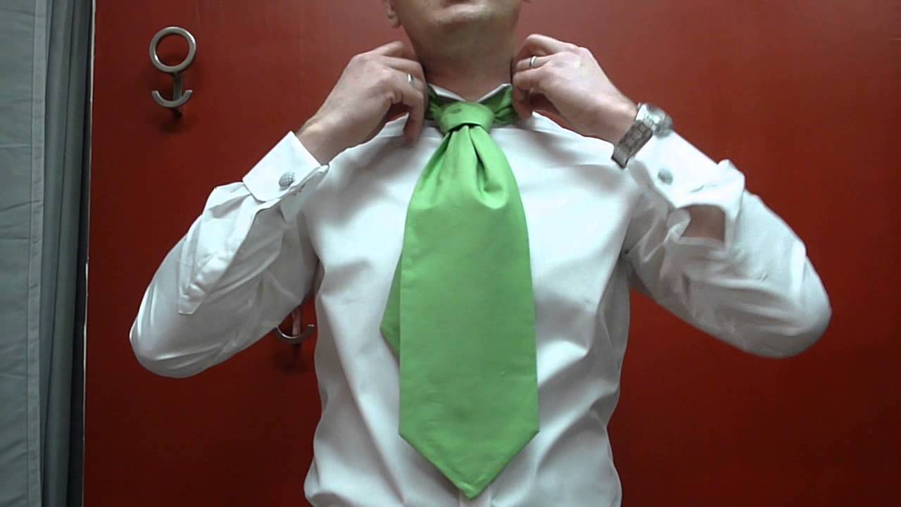 Nouer un ascot, une cravalière ou une lavallière comme une cravate