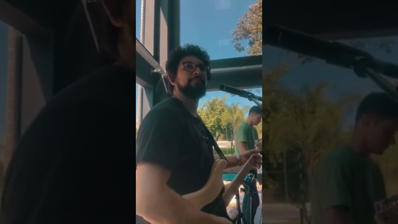 O diretor musical chamando o batera