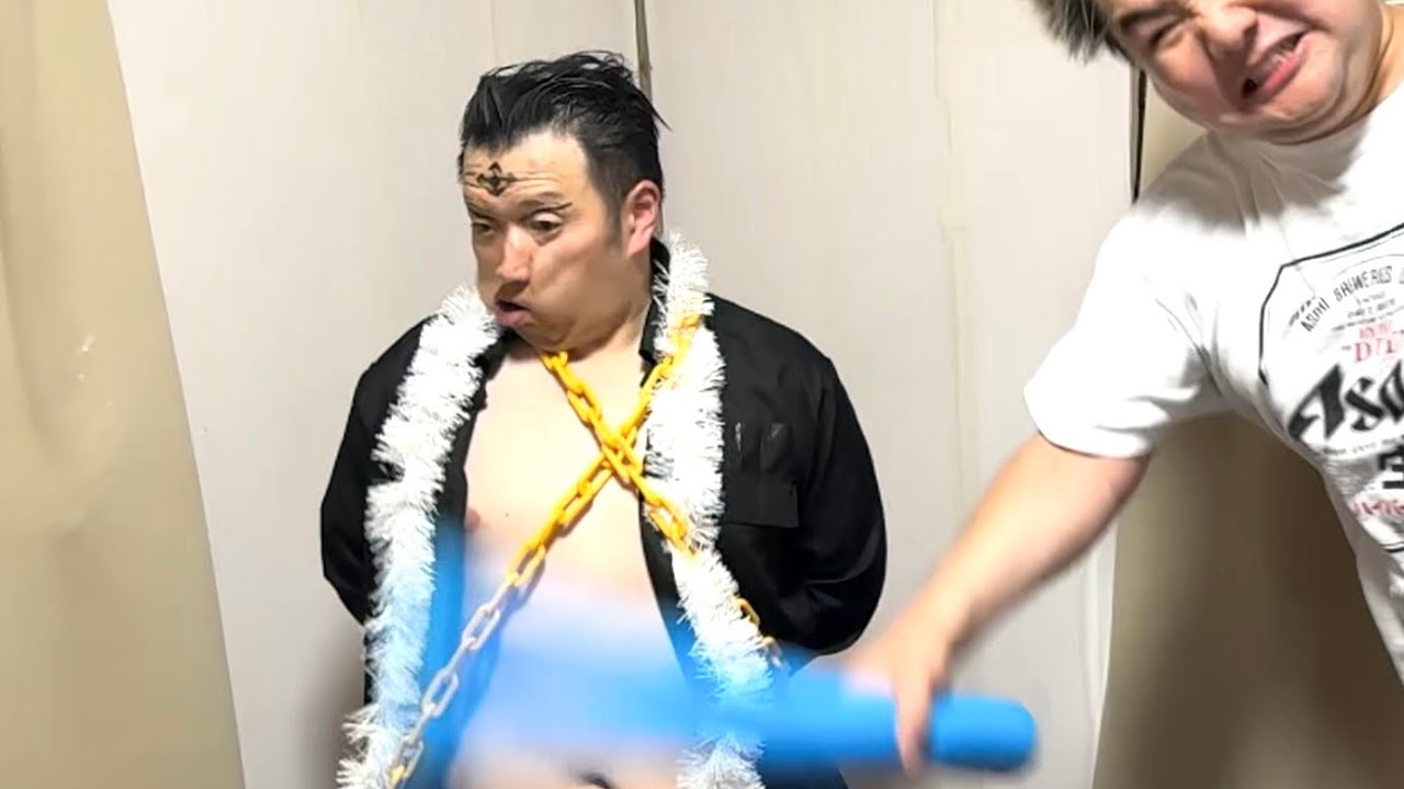 全然答えないからボコボコにされるクロロ