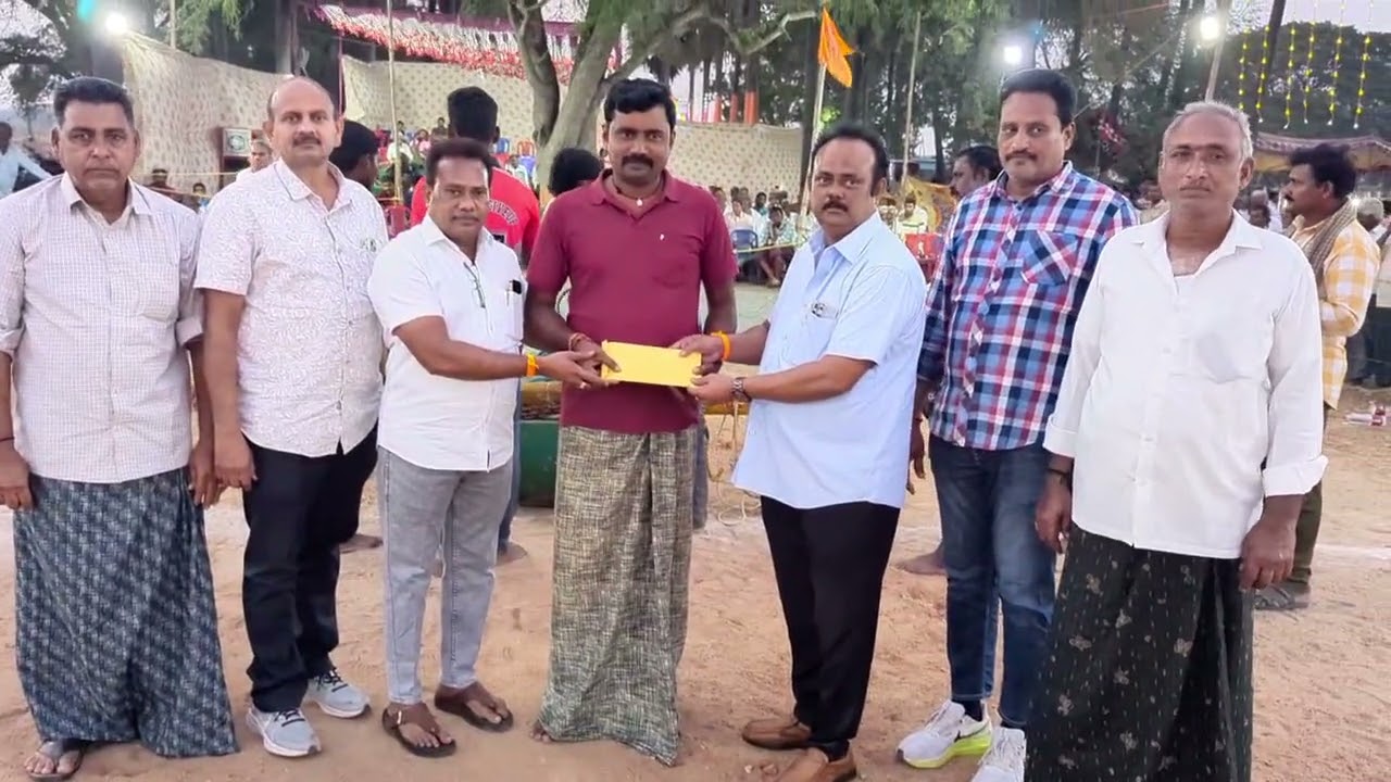 నాదెండ్ల గ్రామంలో జరుగుతున్న ఎడ్ల పందాలలో భాగంగా 4 పళ్ళు విభాగంలో విజేతలకు బహుమతుల ప్రదానం.