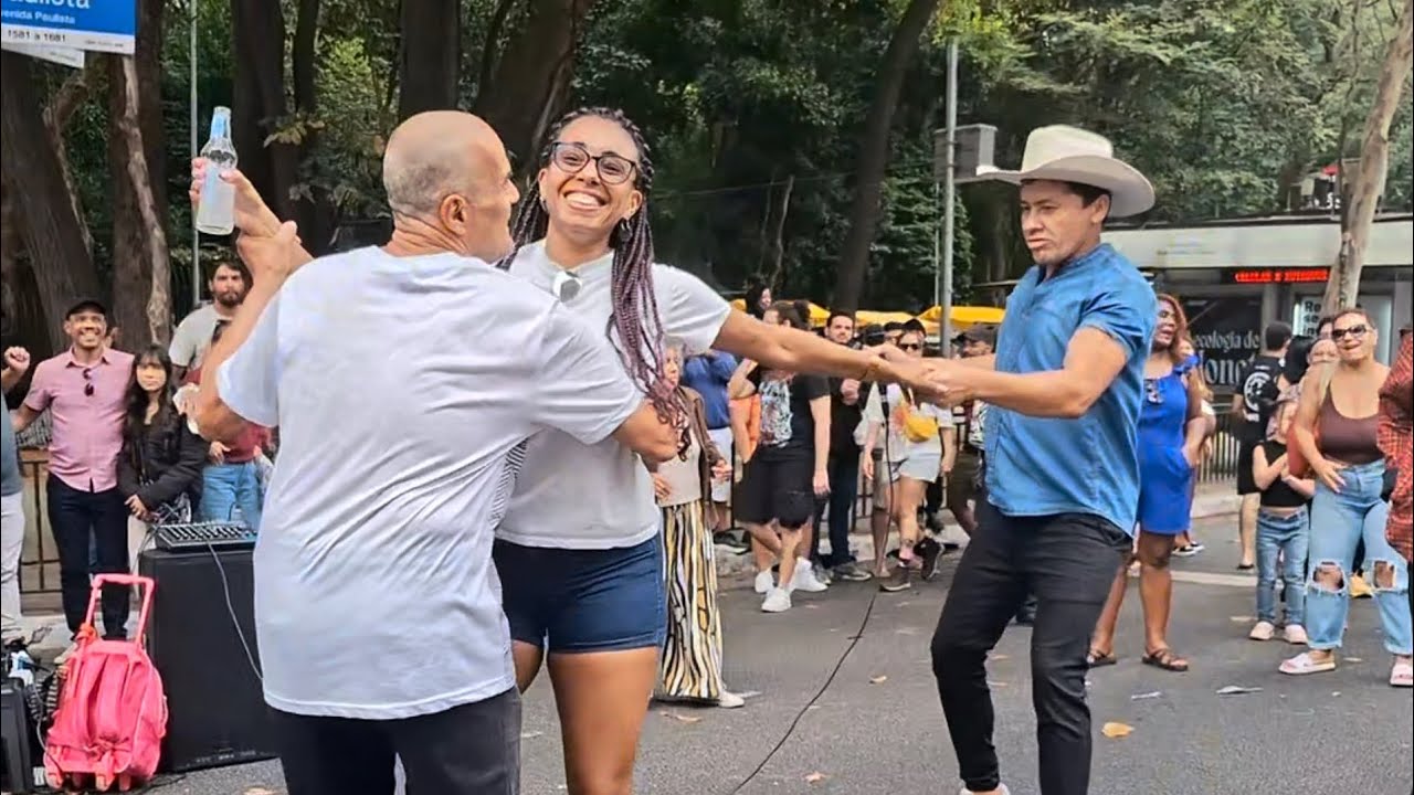 O CANTOR ANDRÉ LUIZ TOMOU A MULHER DO MARIDO PRA DANÇAR FORRÓ VEJA O QUE ACONTECEU 