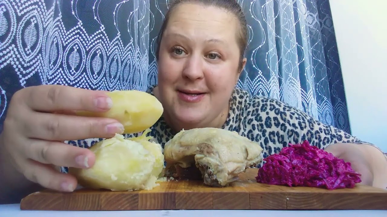 Мукбанг курица🍗картошка😋салат🥗 Mukbang Chicken potato salad