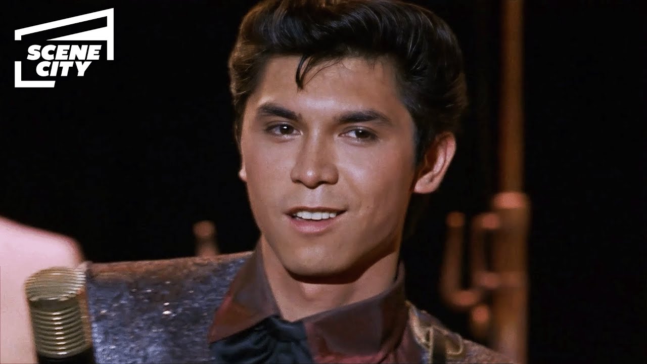 Crowd Goes Wild for Ritchie’s 'La Bamba' | La Bamba (Lou Diamond Phillips, Esai Morales)