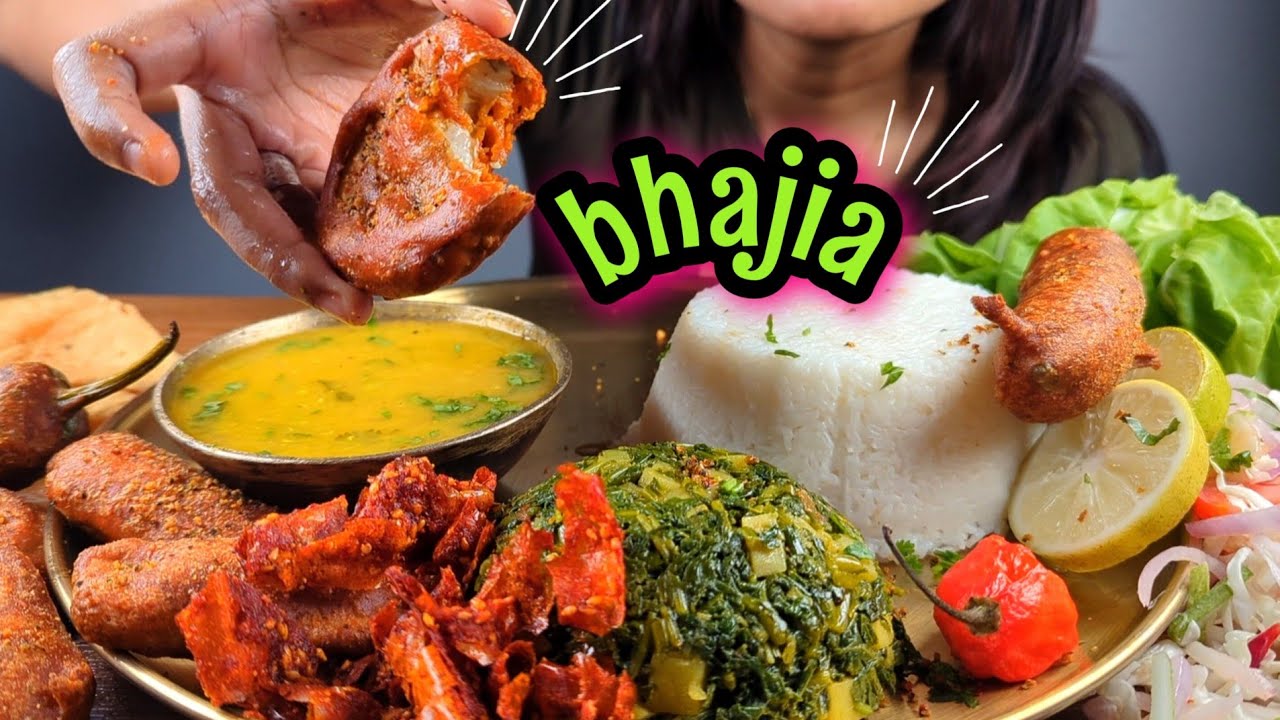 COOKING & EATING SIMPLE DAL, MOOLI SAG, CAPSICUM, PANEER, BAINGAN PAKODA | EATING LOTS OF BHAJIYA