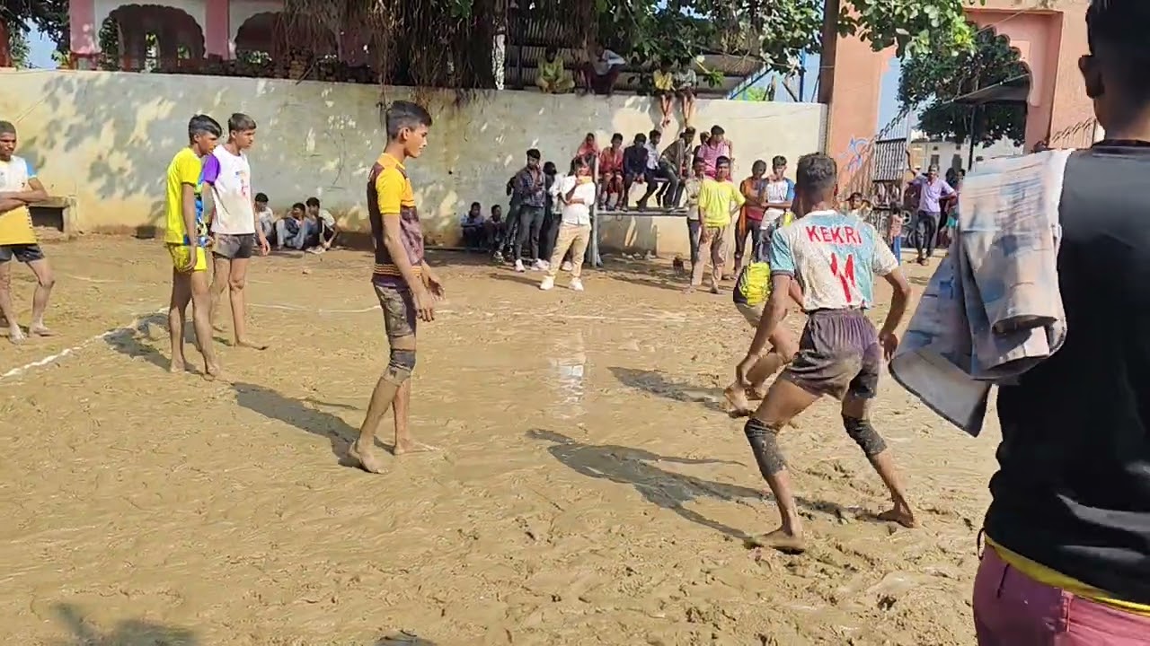 कबड्डी का जोरदार मुकाबला कबड्डी के दोनों टीमों के बीच जबरदस्त मुकाबला हुआ 