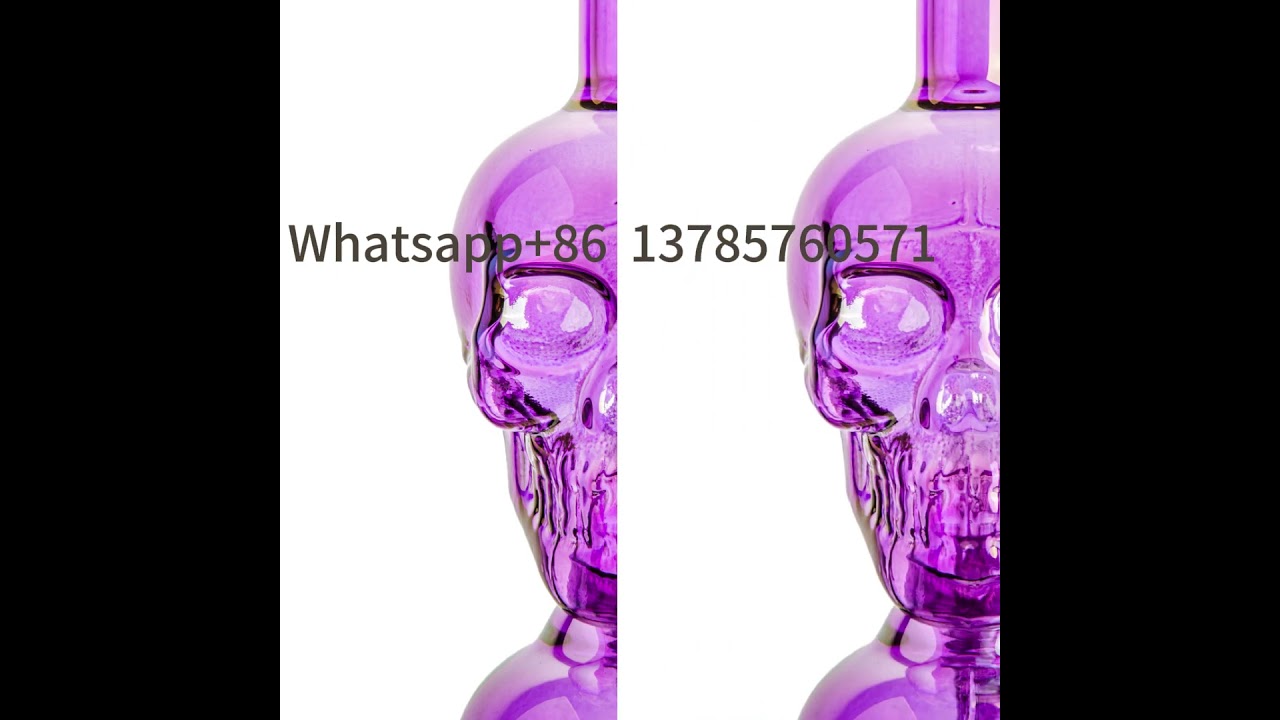 A glass water pipe with a skull     Whatsapp：+86 13785760571