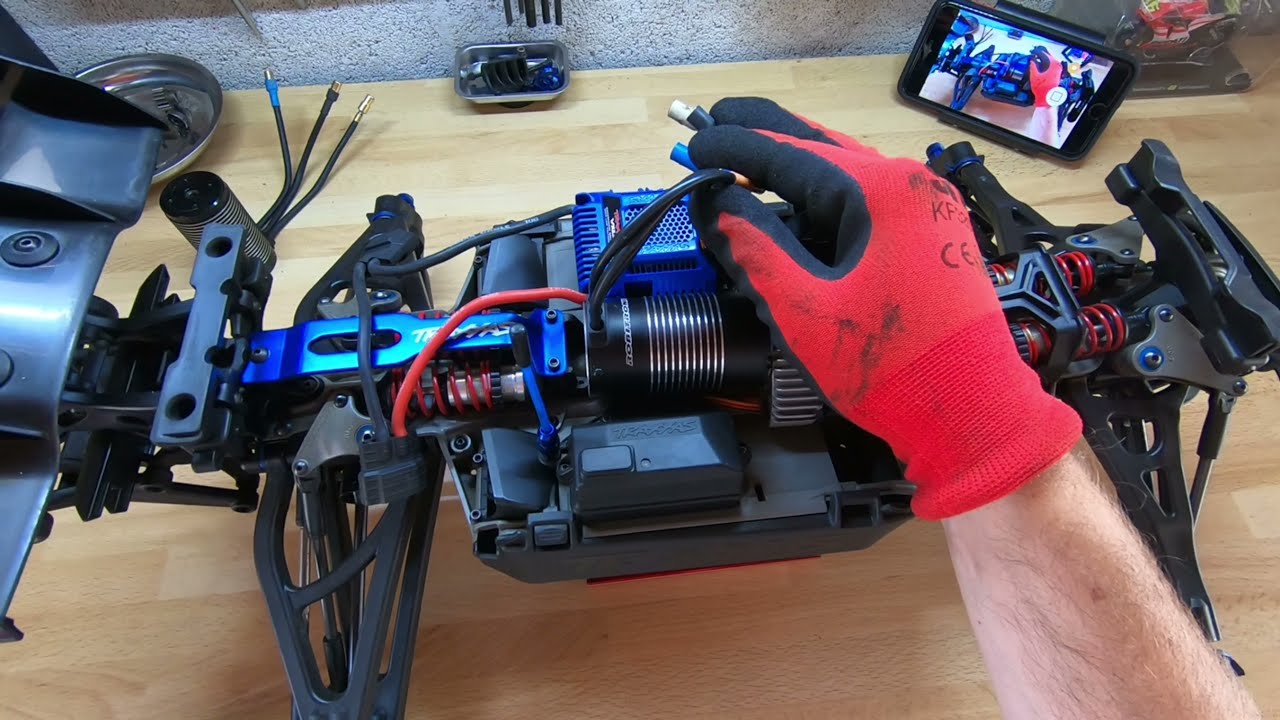 Casse moteur et différentiel Traxxas Erevo 2 partie 2/2 (remplacement moteur)