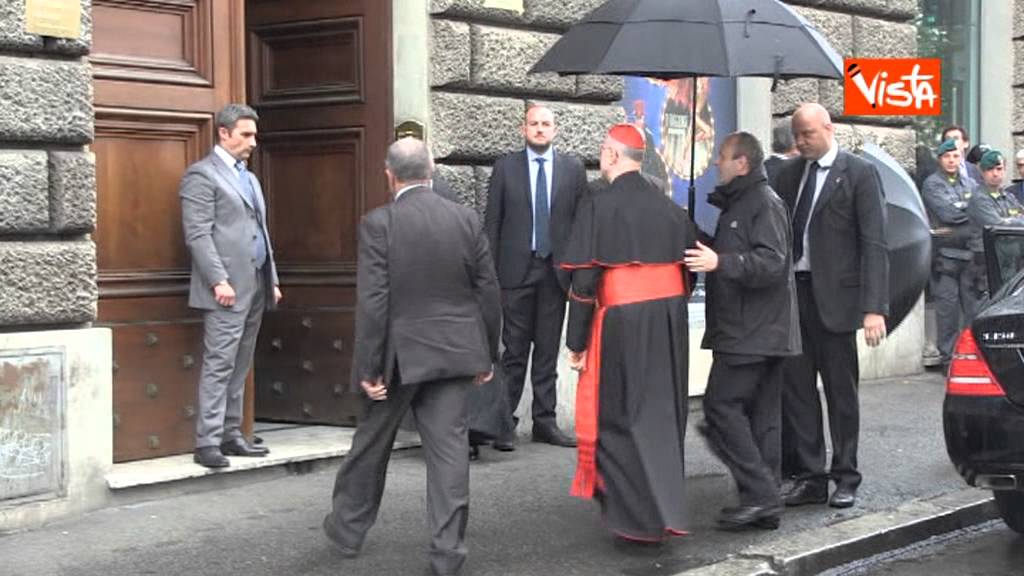 MORTE  ANDREOTTI IL CARDINALE BERTONE IN VISITA  IMMAGINI