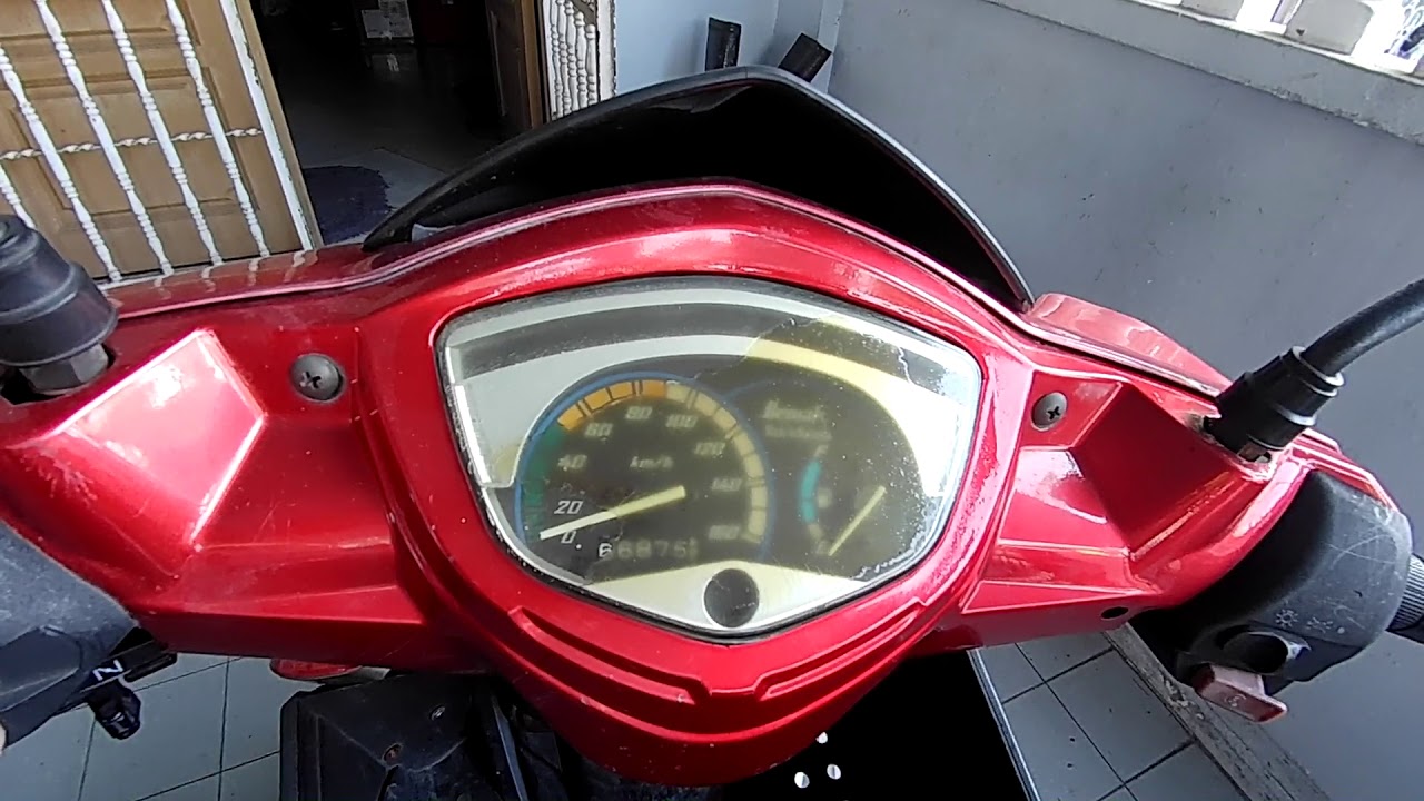 Aku buang kesan sticker pada motor guna GETSUN STICKER REMOVER.