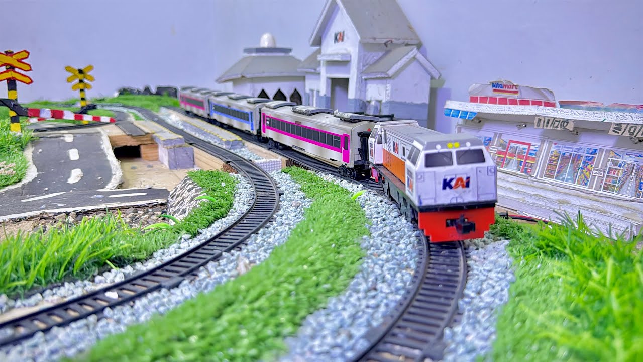 MENJALANKAN KERETA API DI ATAS DAN DI BAWAH DIORAMA BERSAMA RAFFASYA.