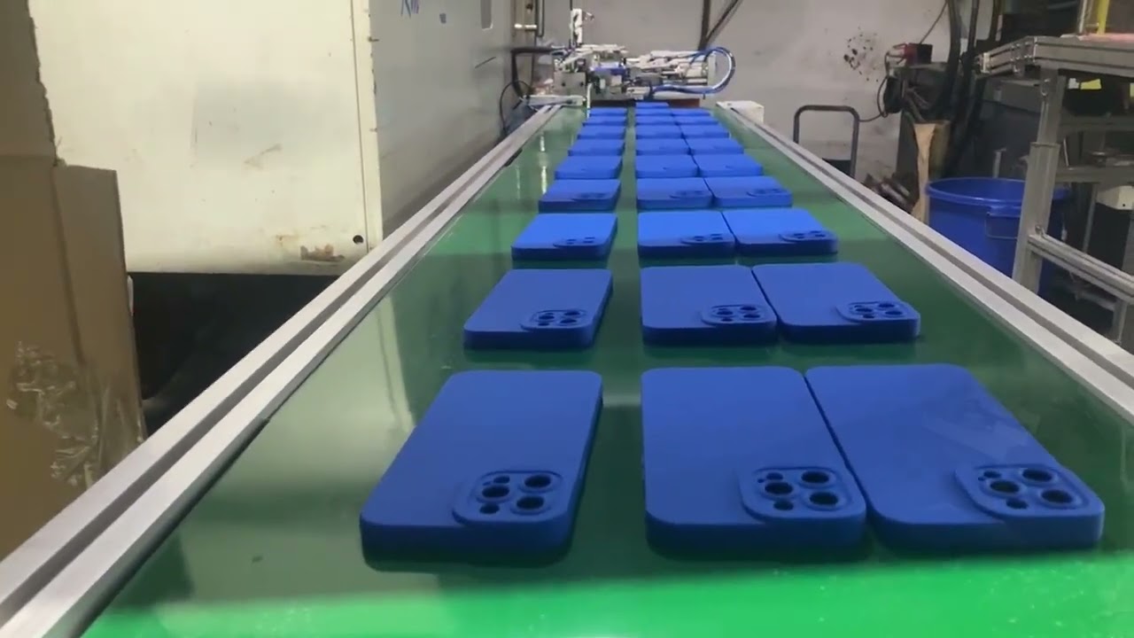 The TPU/plastic phone case manufacturing process iPhone case producing injection molding machine