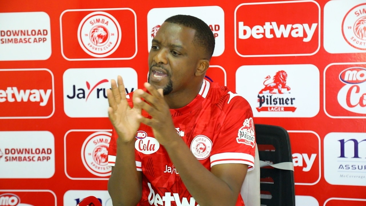 LIVE: AHMED ALLY ALIA KUNYANYASWA NA AZAM FC/HAWATAKI MASHABIKI WAENDE UWANJANI/TUTALALAMIKA