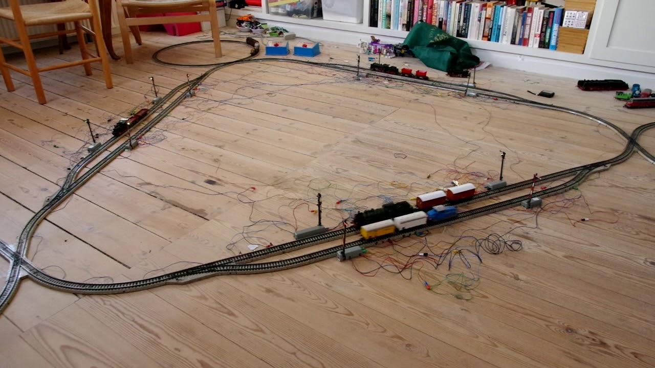 Märklin bidirectional multi train oval with analog control 2/3