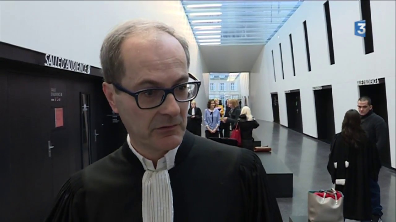 Les "cages en verre" dans les tribunaux créent la polémique