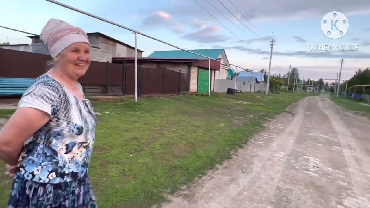 Гуляем по деревне. Зашли в деревенский клуб. Татарские бабушки гуляют.