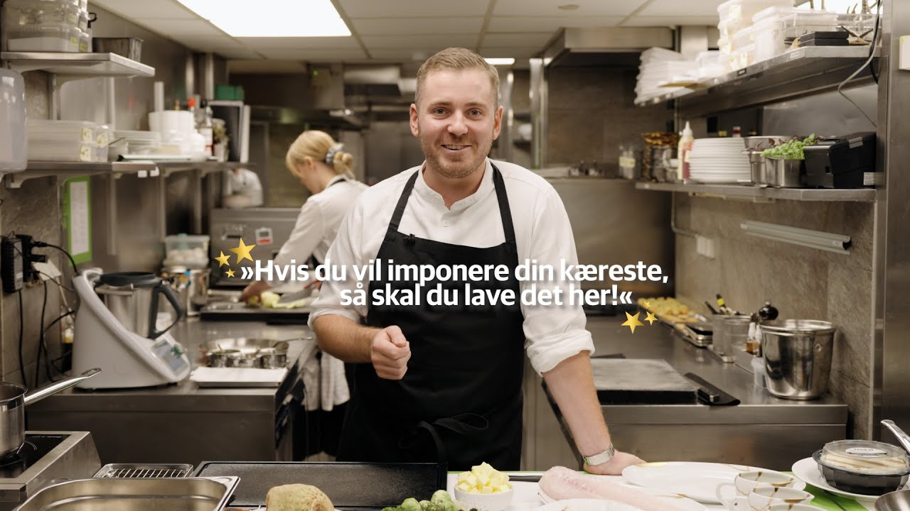 Michelinkok fra d'Angleterre elsker denne nemme ret: Torsk med grønkål og rygeostsauce