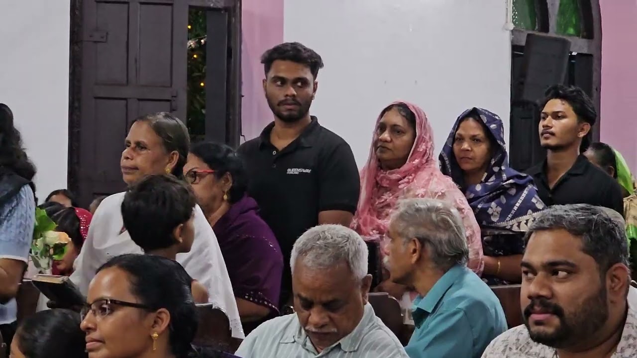 ബൈബിൾ സമ്മർപ്പിച്ച് വിശ്വാസികൾ.എള്ളുംപുറം: സെന്റ്. മത്ഥിയാസ് 139-മത്  പ്രതിഷ്ഠാദിനപ്പെരുന്നാളിൽ.