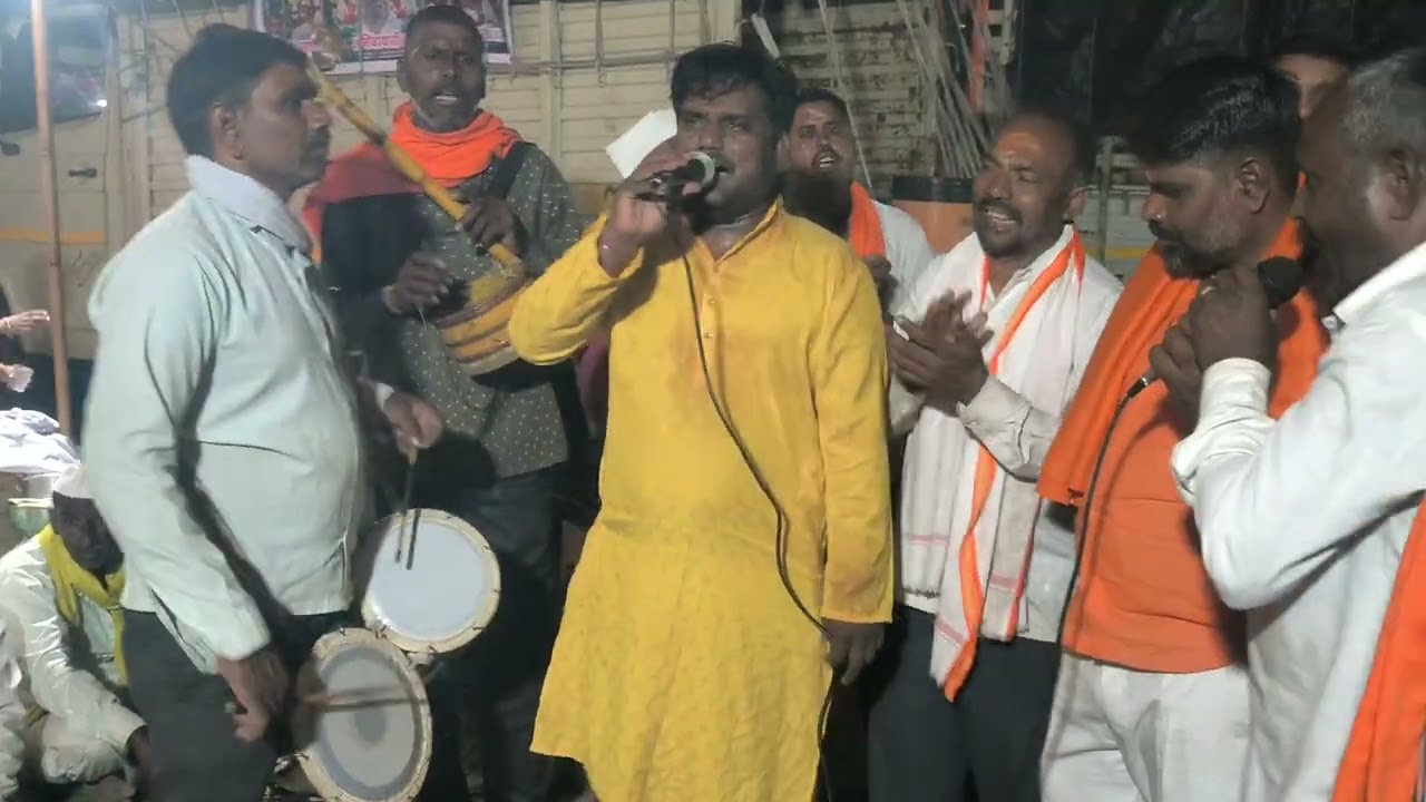 सोमनाथ बाबा व निंबराज Sbse यांच्या गादी समोर गायन करतांना राजू बाबा व गोंधळी मंडळी श्री क्षेत्र मढी 