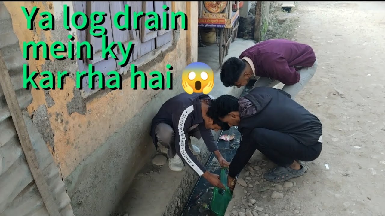 Ya log drain mein ky kar rha hai 😱...