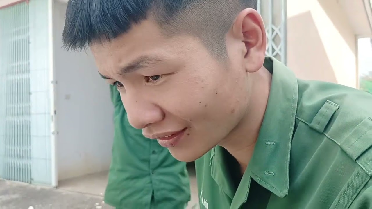 Bộ đôi được xuất mũ về nhà rất vui có vợ vợ về đón có gái về ôm cũng vùi được về nhà 