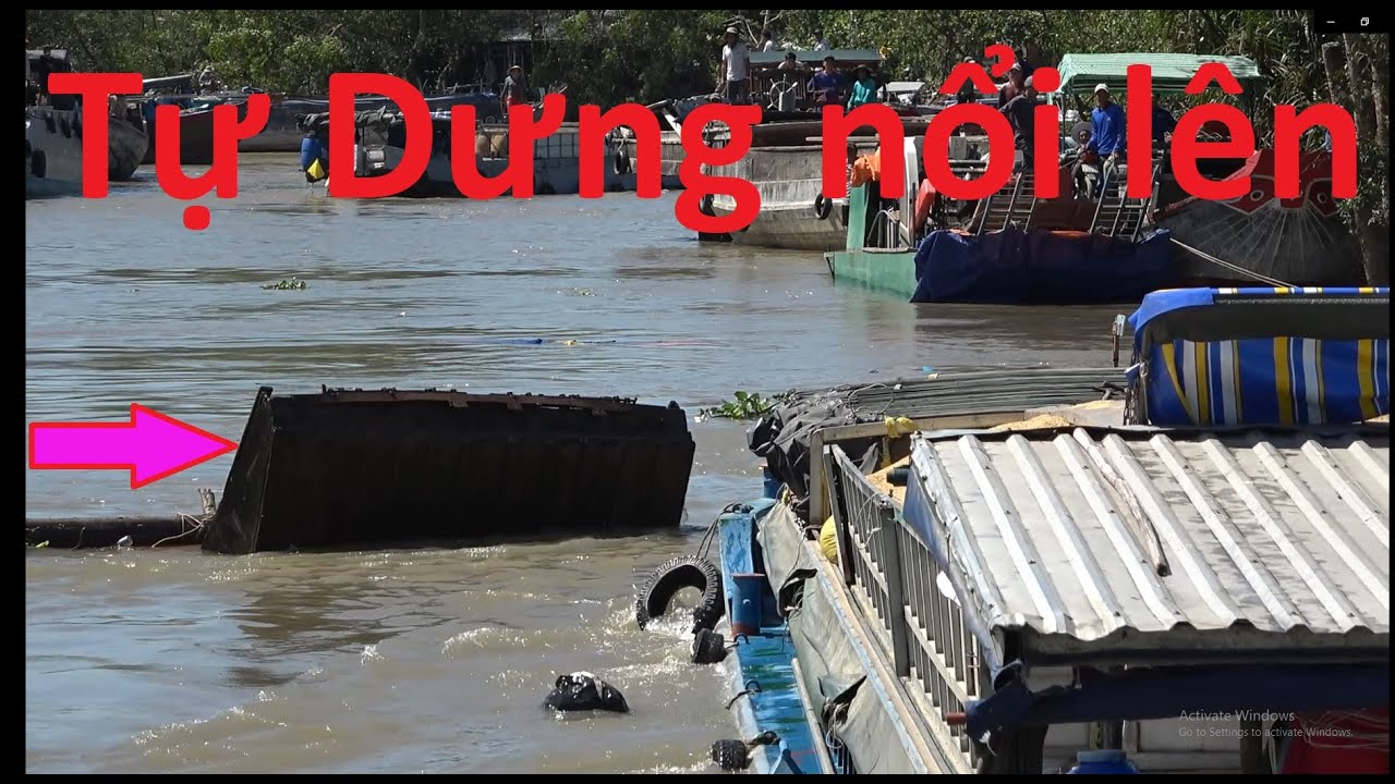 Xà Lan chở đầy lúa đụng trẹt chìm khi vừa qua cống