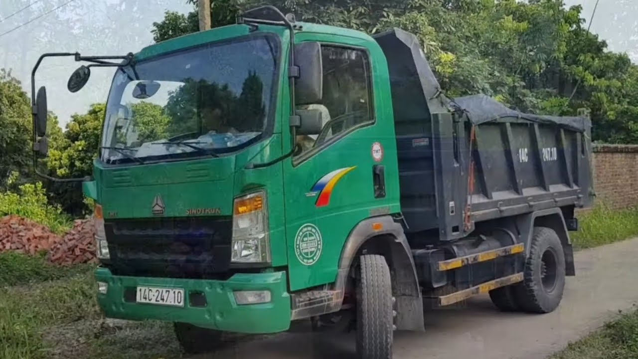 Ô tô tải chở xi măng Thăng Long đến công trình