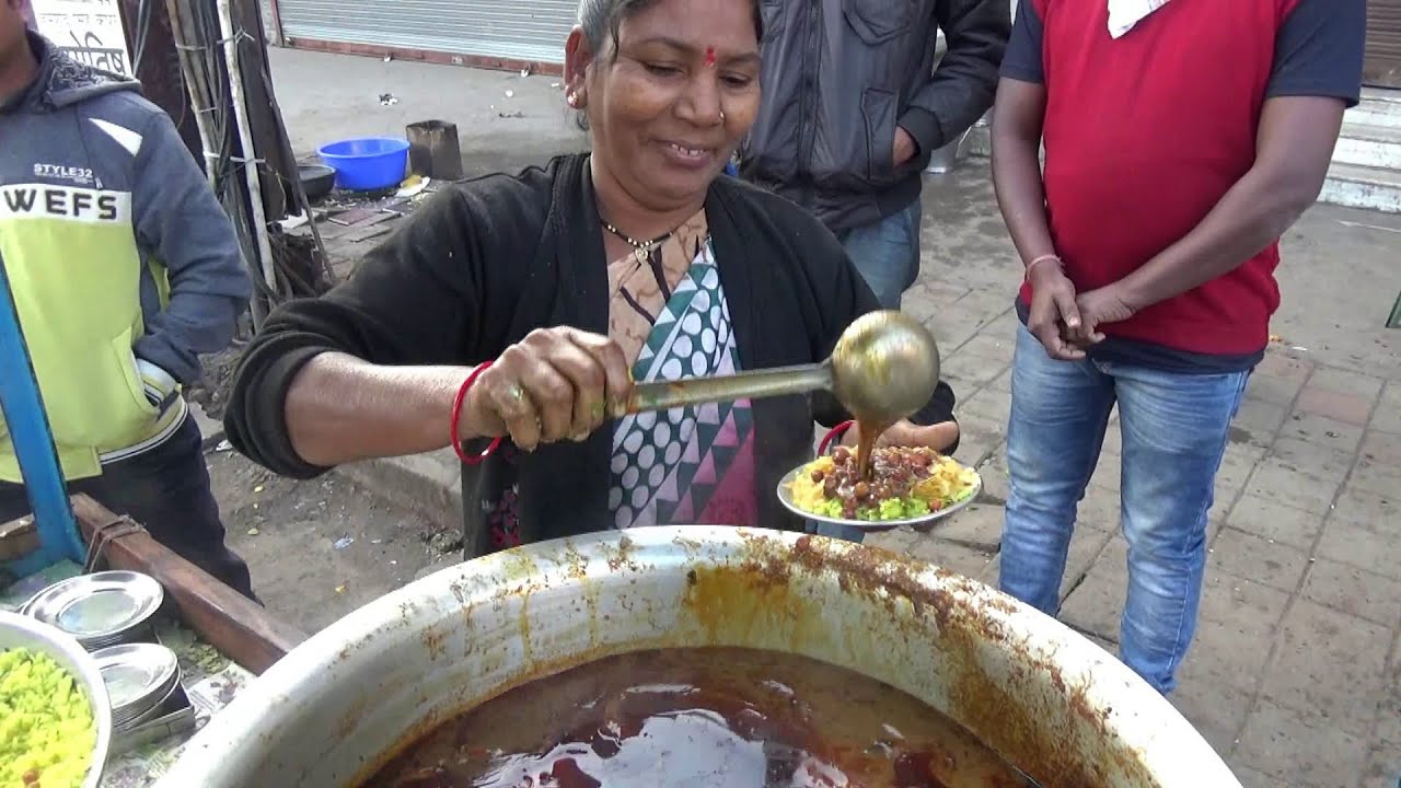 Hard Working Aunty Preparing Tasty Breakfast Tarri Poha | Half Plate 10 Rs | Nagpur Street Food