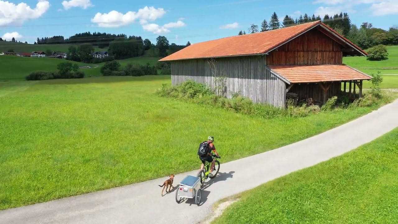 Martin mit E-Bike - Drohne - Hund und aidoo Anhänger