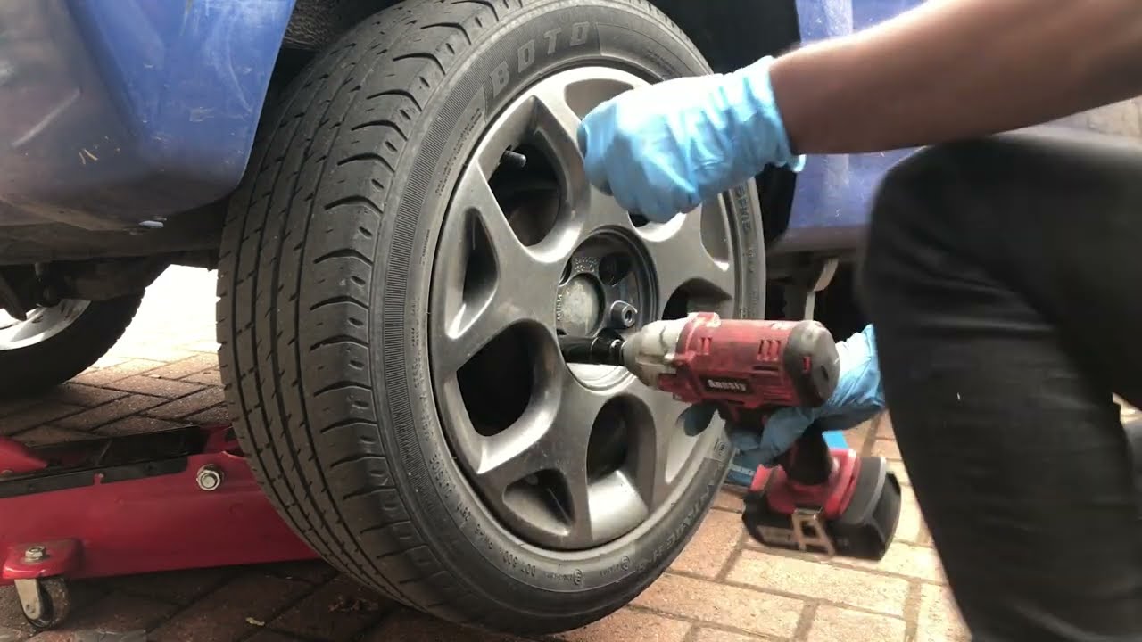 Replacing Shock Absorbers on a Renault Twingo | Step-by-Step Guide