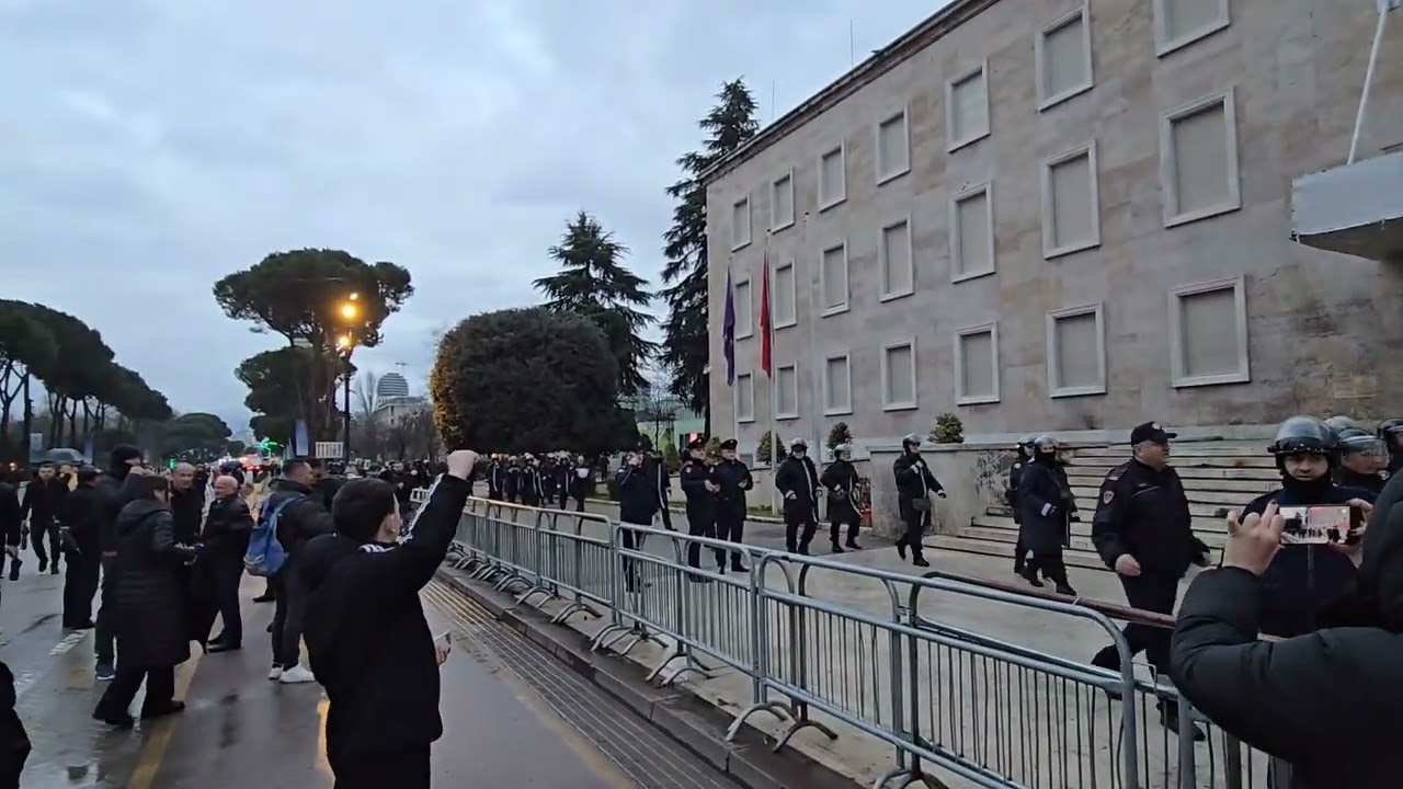 Nisin përplasjet në protestë, qytetari tenton të shkulë gardhin, filmohet nga 'spiunët' 