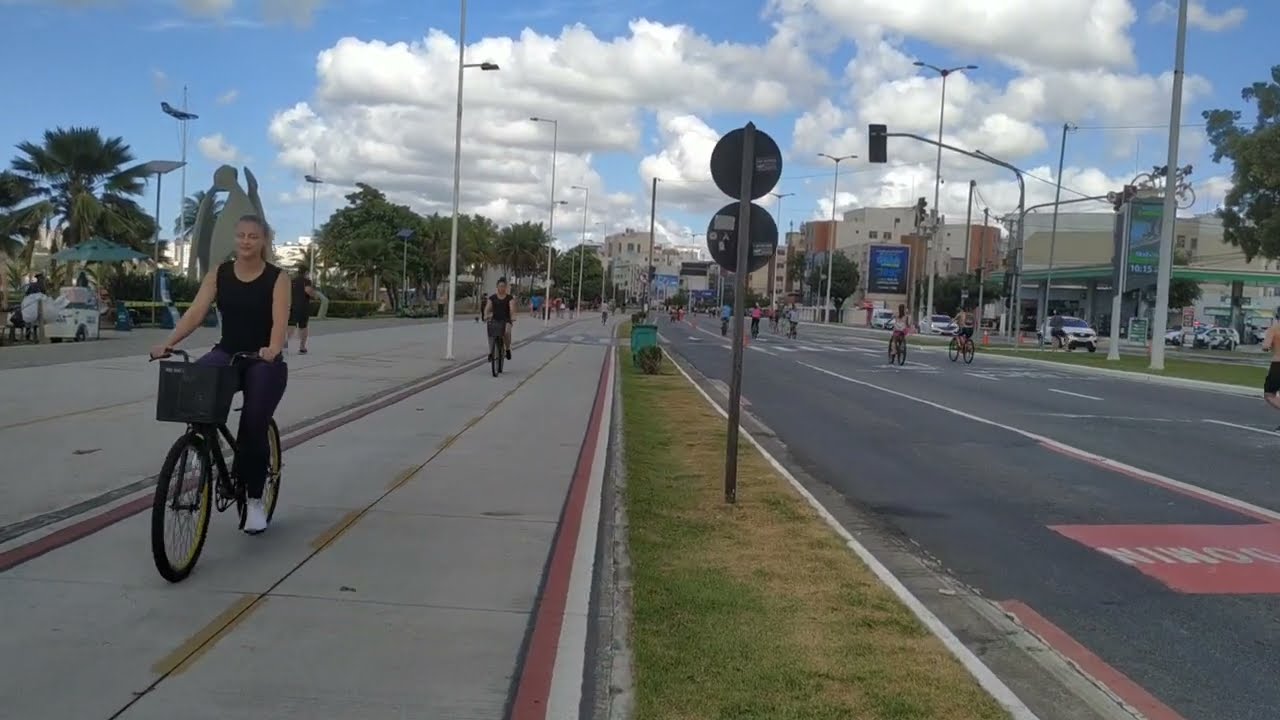 Calçadão da Praia de Camburi, entre os Quiosques n.3 e n.4.