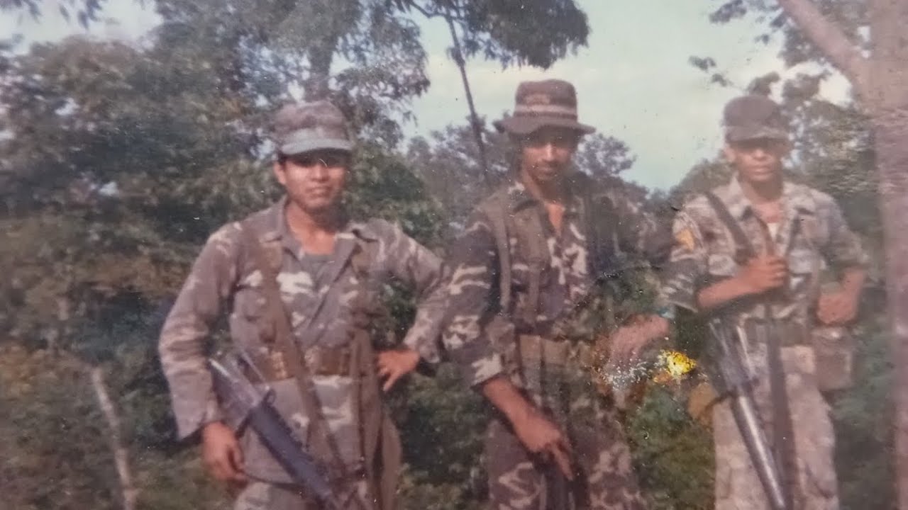 Tte. ese perfume de lejos  lo va a sentir la guerrilla, no nos delate. Sgto Camaney