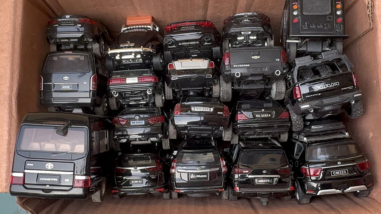 Recojamos autos modelo diecast negros: Mercedes, Toyota, Nissan, Lexus, RAM, Chevrolet y Rolls-Royce