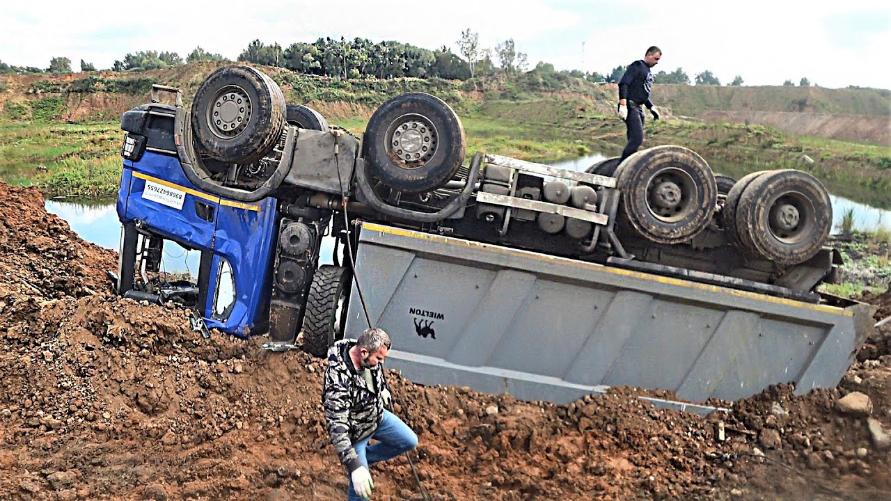 Перевернули новый самосвал Scania  8х4 / Грузовой эвакуатор