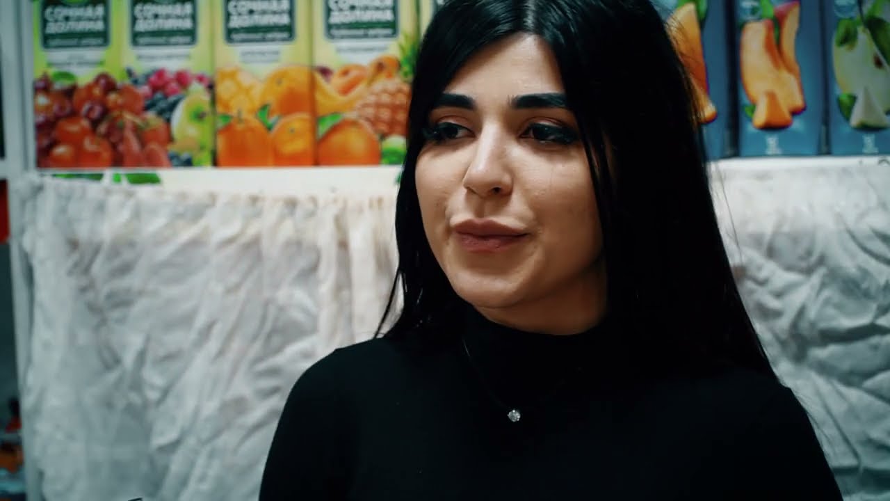 ПОДКАТЫВАЕТ К ЗАМУЖНЕЙ  ПРОДАВЩИЦЕ. СМОТРЕТЬ ВСЕМ..