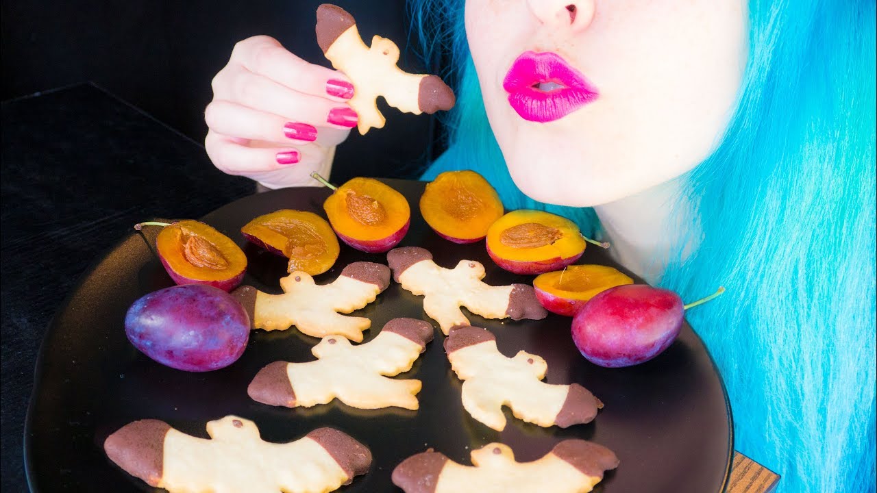 ASMR: Butter Cookies, Plums & Storytime | Horror at a Restaurant ~ Relaxing Eating Sounds [V] 😻