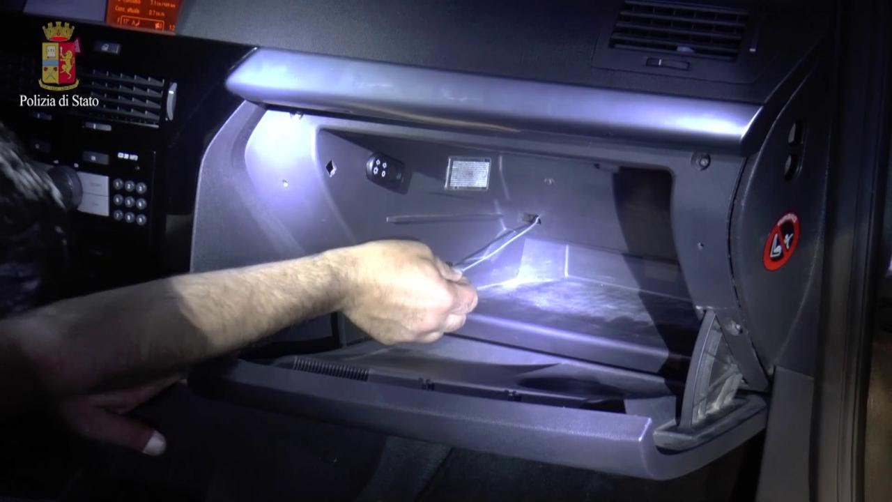 Terni, così nascondevano la droga nel cruscotto: arrestati dalla polizia
