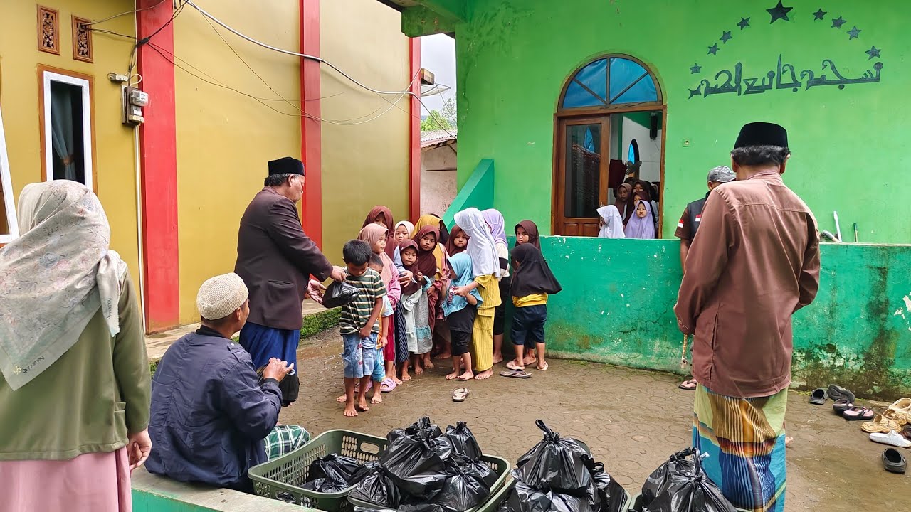 SUASANA NGABUBURIT DI KAMPUNG TERPENCIL SAMBIL BERBAGI TAKJIL UNTUK ANAK ANAK NGAJI DAN JOMPO LANSIA