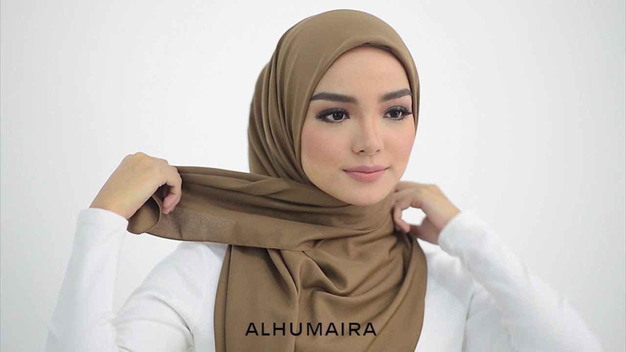 SOLEIL SQUARE SCARF Styling Tutorial Style 03