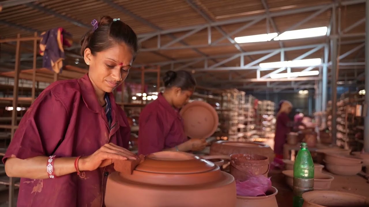 Wie dieser stromfreie Kühlschrank eine indische Keramikfabrik rettete | Big Business