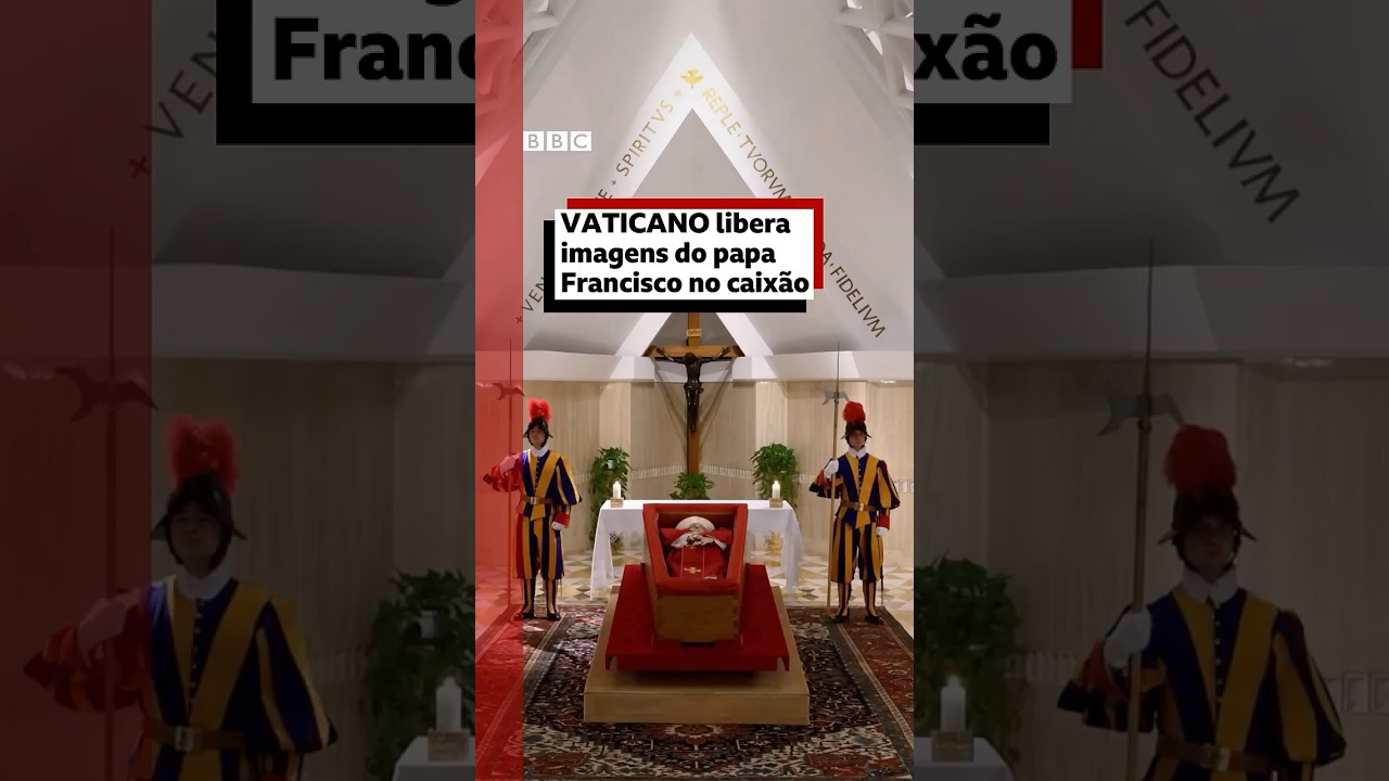 Primeiras imagens do papa no caix&atilde;o aberto