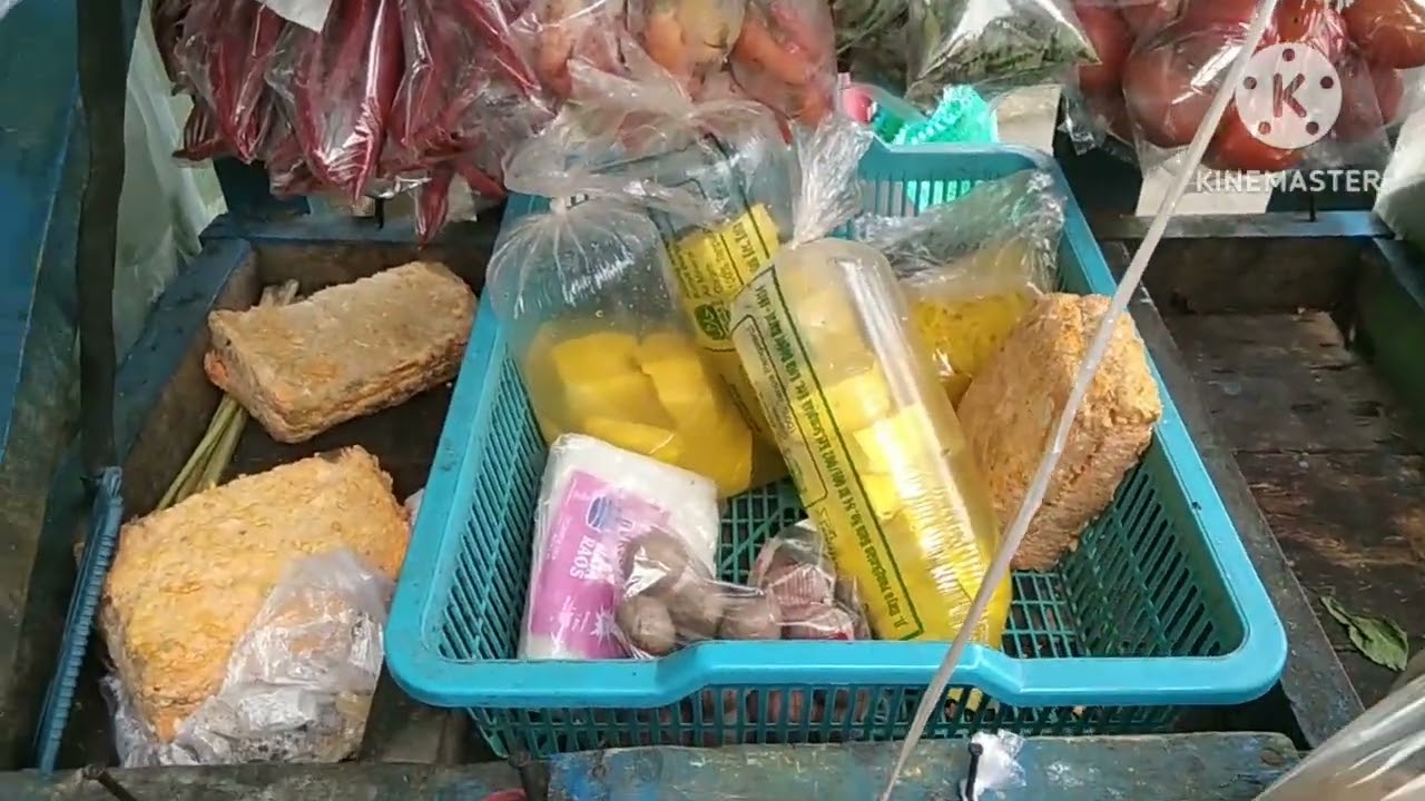 Musim hujan buat kendali buat kita berjualan, tapi tetap semangat.larismanis,#tukangsayurkeliling.