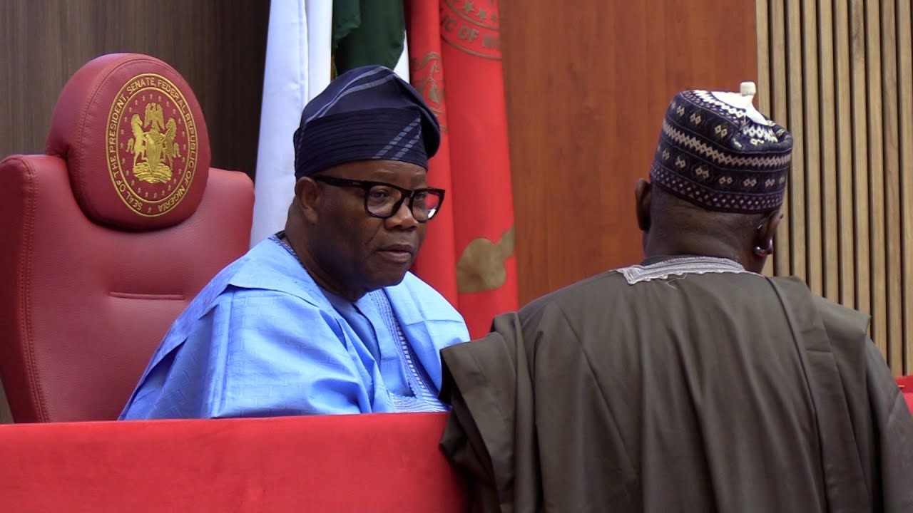 Akpabio w panice, gdy senator Maidoki pokazuje mu ciężar&oacute;wkę pełną kul