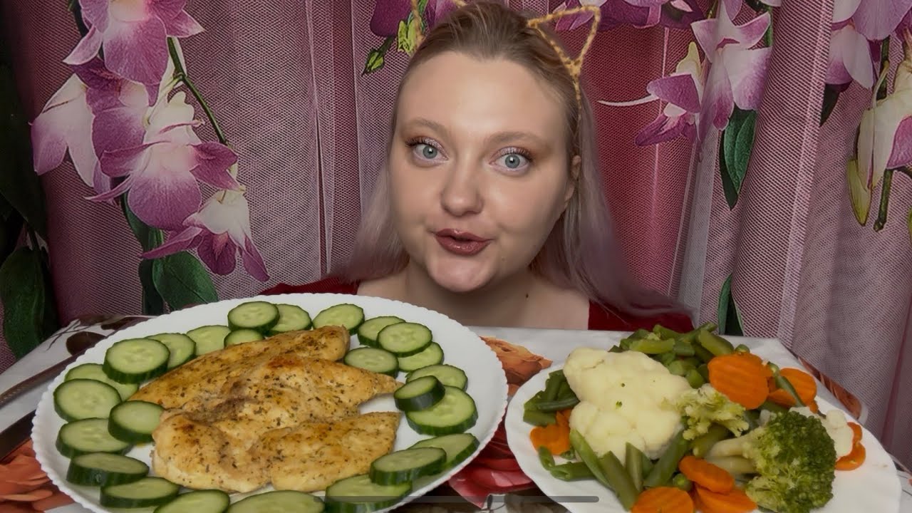 Мукбанг/Mukbang . Куриное филе и овощи . С наступающим девочки🌸🌸🌸