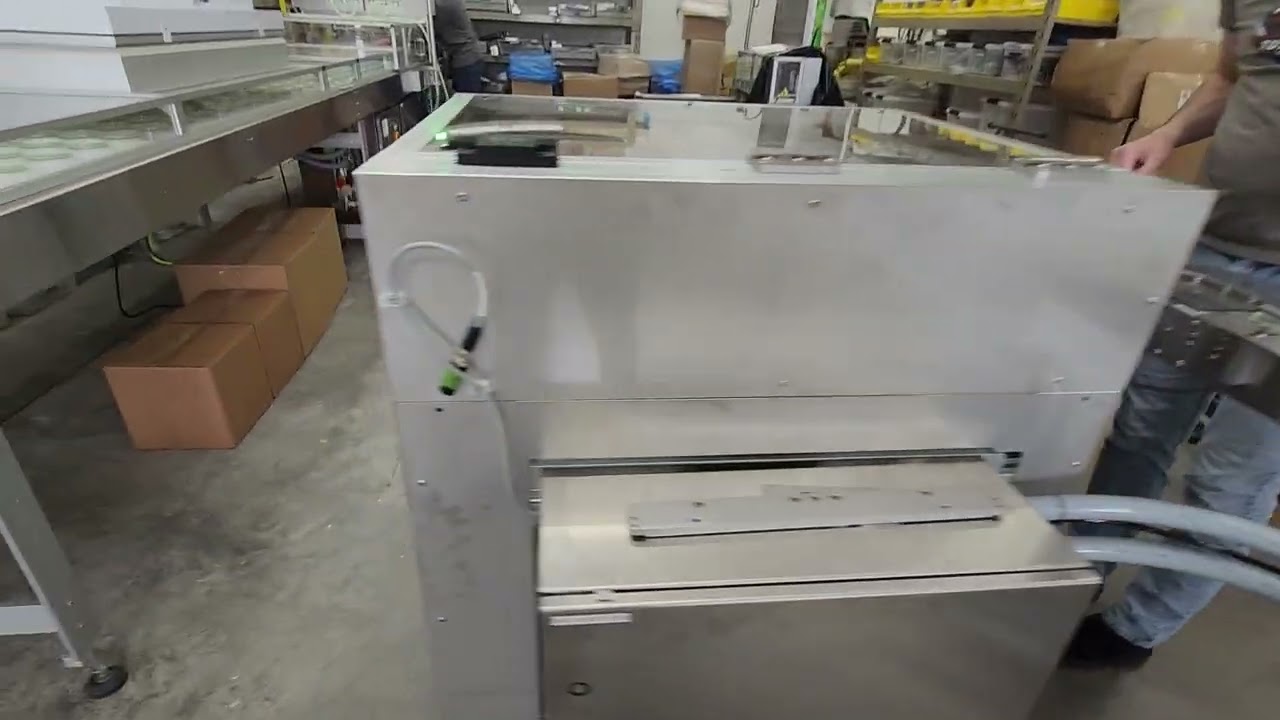 IQ-M6000 Petri Dish Filling Machine running LOCKING 90mm dishes