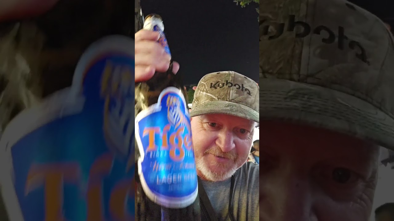 Пьем гигантские бутылки пива Tiger 🍺