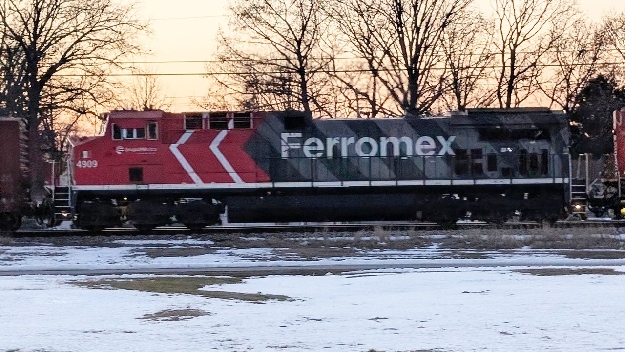 Ferromex AC44C6M on CN Freight Train